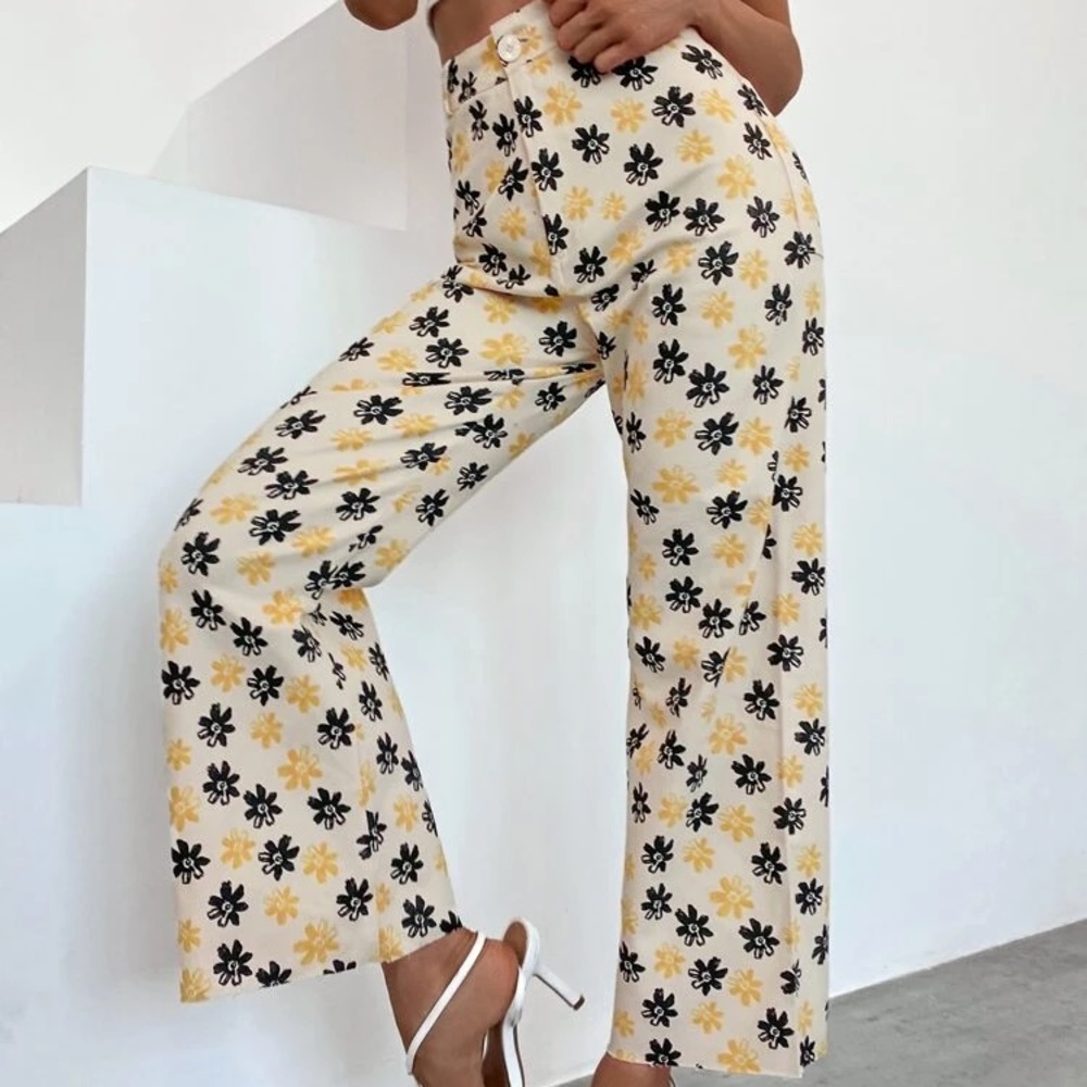 Size M shein 70’s style flare pants! Never been worn!